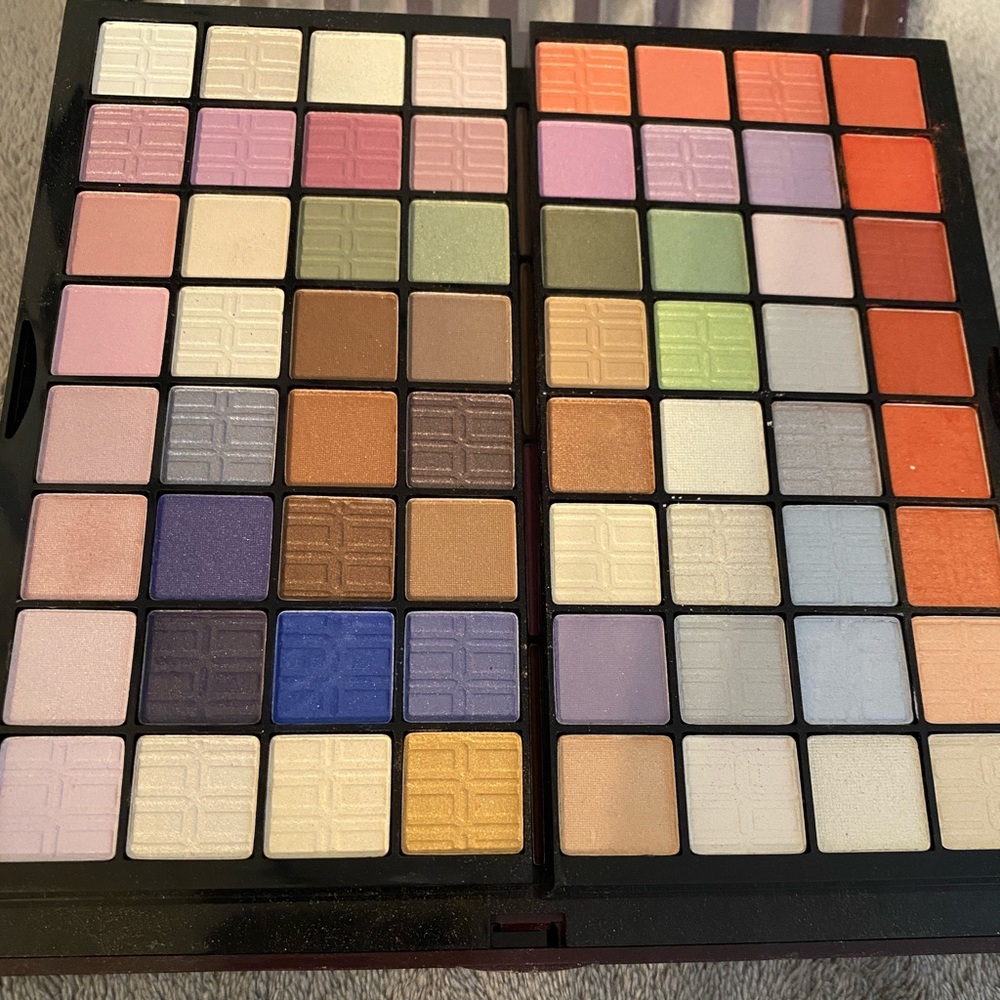 Pre-Owned Like New BR Makeup Kit